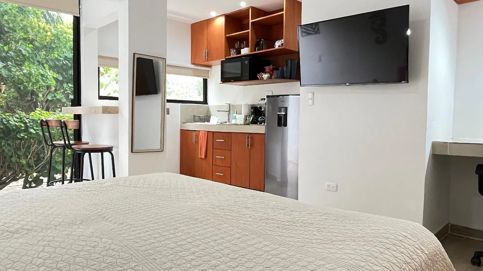 Homely And Comfortable Studio 3 Blocks To 5Th Av contacts